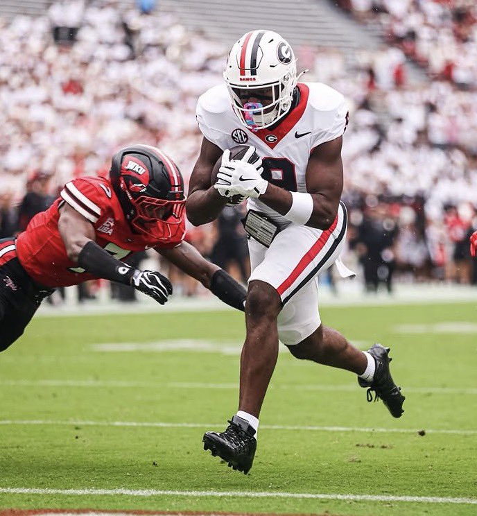 UNISWAG's tweet photo. The icy whites for @GeorgiaFootball 

#uniswag https://t.co/THefpDQ9AV