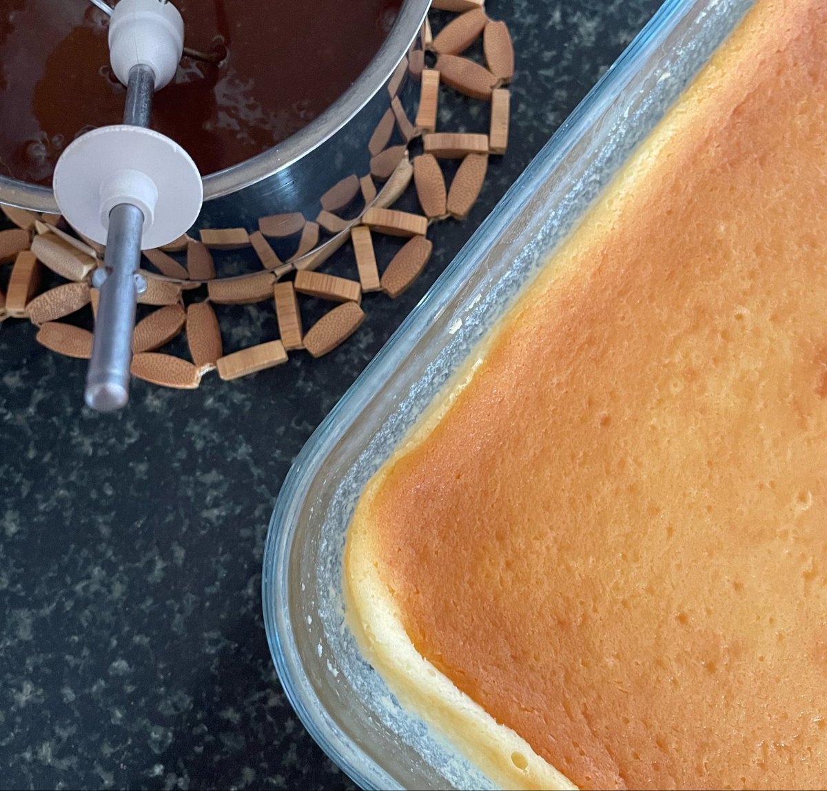 k_seker2011's tweet photo. Degerli baglantilarim bugun manuel ehliyeti tekte gectigimi belirtmekten gurur ve onur duyarim bunun serefine ev ahalisine cikolatali cheesecake yapiyorum 🙏🏻🙏🏻 https://t.co/Y1wbv7UagT