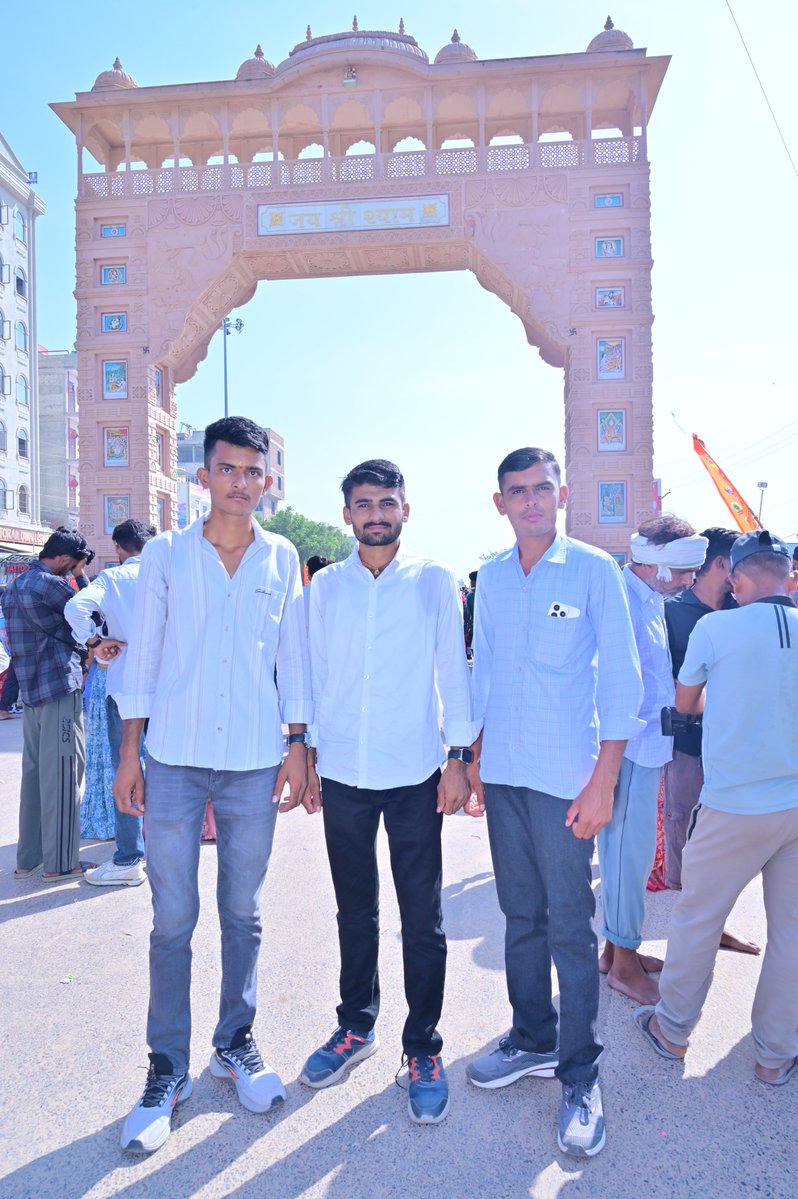 RamdevGhntiyal's tweet photo. "हारे का सहारा, बाबा श्याम हमारा"
कल श्री खाटूश्यामजी मंदिर में दर्शन करने का सौभाग्य प्राप्त हुआ! बाबा श्याम के भव्य अलौकिक, अद्भुत एवं दिव्य दर्शन से मन प्रसन्न हो उठा!!
इस दौरान मंदिर में दर्शन कर सुख-समृद्धि एवं खुशहाली की कामना की।🌹⛩️🙏
#जय_खाटू_श्याम https://t.co/XujBt1V0sn