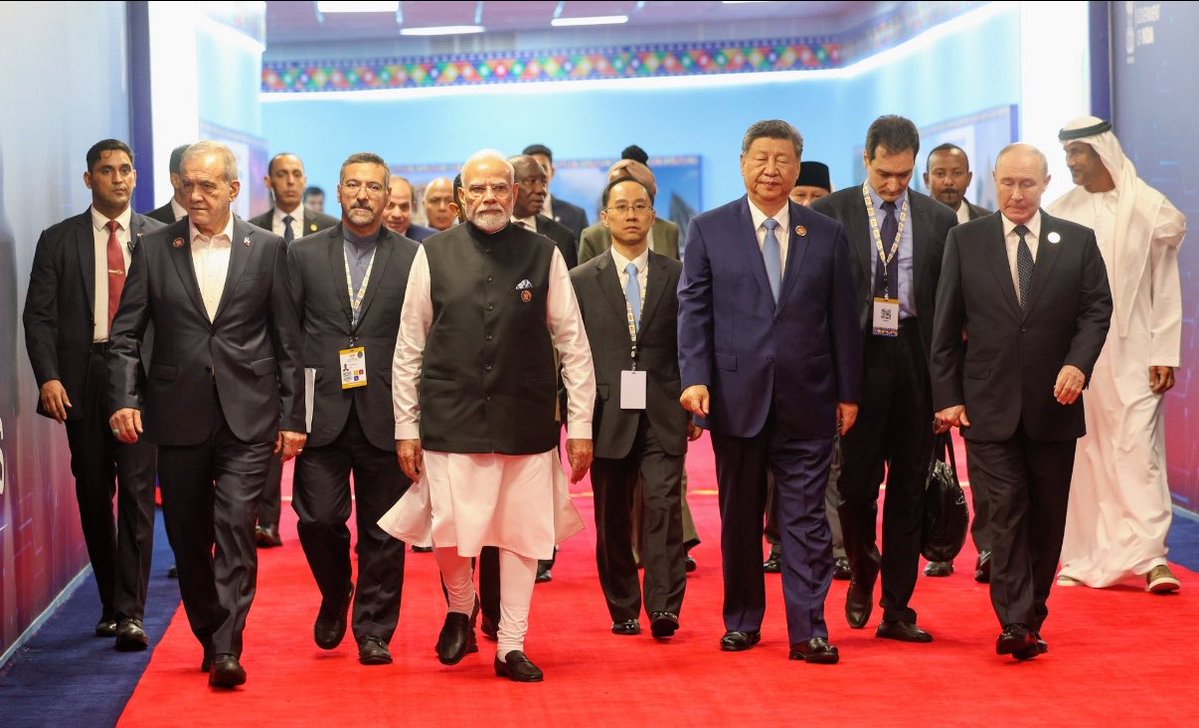 VinojBJP's tweet photo. Two pictures from today. 
two different perspectives.
Two different priorities. 

#BRICS_SUMMIT @narendramodi @TVKVijayHQ https://t.co/f8Q6a0JFL2