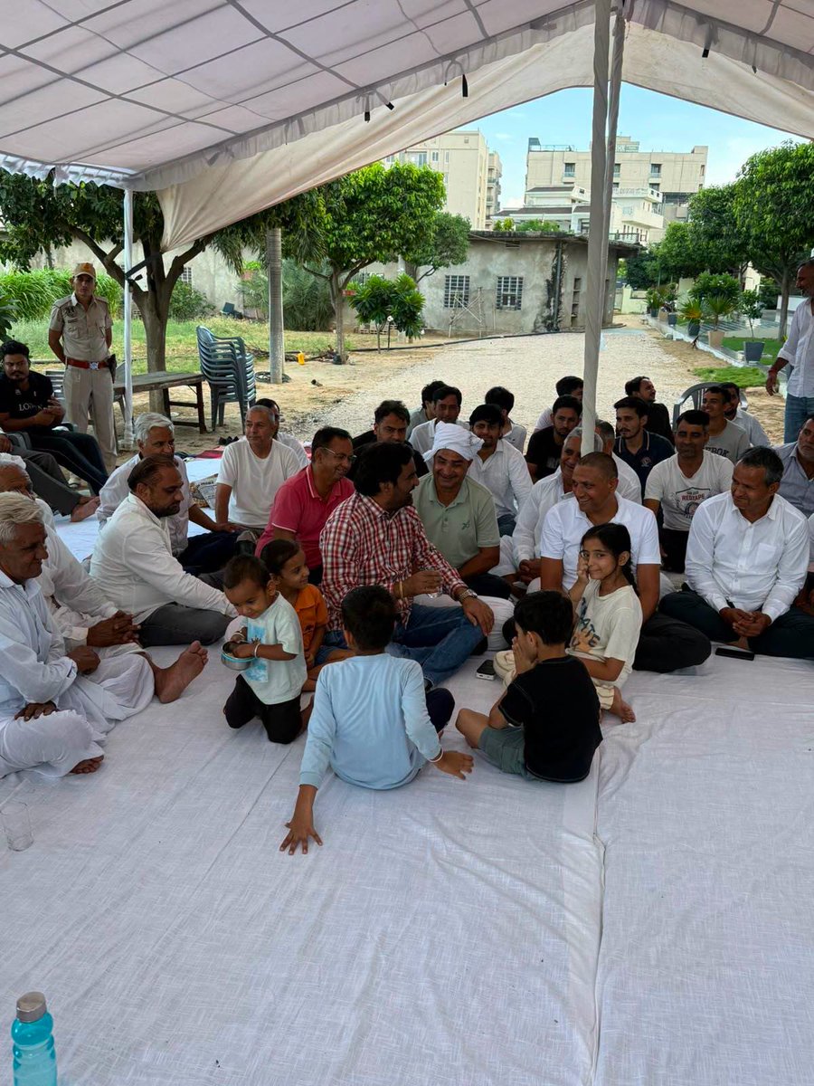 hanumanbeniwal's tweet photo. विगत दिनों गणपतपुरा,मानसरोवर (जयपुर) निवासी श्री प्रभु चौपड़ा ,श्री रामस्वरूप चौपड़ा,श्री मनोज चौपड़ा,श्री सुरेश चौपड़ा के पिताजी श्री भींवाराम जी चौपड़ा का देवलोकगमन हो गया था, आज जयपुर स्थित चौपड़ा फार्म हाउस में स्वर्गीय भींवाराम जी चौपड़ा की शोक सभा में सम्मिलित होकर दिवंगत पुण्यात्मा को श्रद्धांजलि अर्पित की व शोकाकुल परिजनों को ढांढस बंधाया |