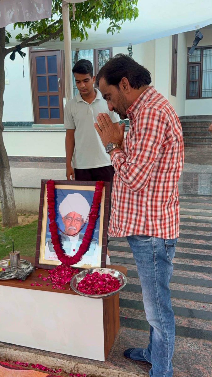 hanumanbeniwal's tweet photo. विगत दिनों गणपतपुरा,मानसरोवर (जयपुर) निवासी श्री प्रभु चौपड़ा ,श्री रामस्वरूप चौपड़ा,श्री मनोज चौपड़ा,श्री सुरेश चौपड़ा के पिताजी श्री भींवाराम जी चौपड़ा का देवलोकगमन हो गया था, आज जयपुर स्थित चौपड़ा फार्म हाउस में स्वर्गीय भींवाराम जी चौपड़ा की शोक सभा में सम्मिलित होकर दिवंगत पुण्यात्मा को श्रद्धांजलि अर्पित की व शोकाकुल परिजनों को ढांढस बंधाया |