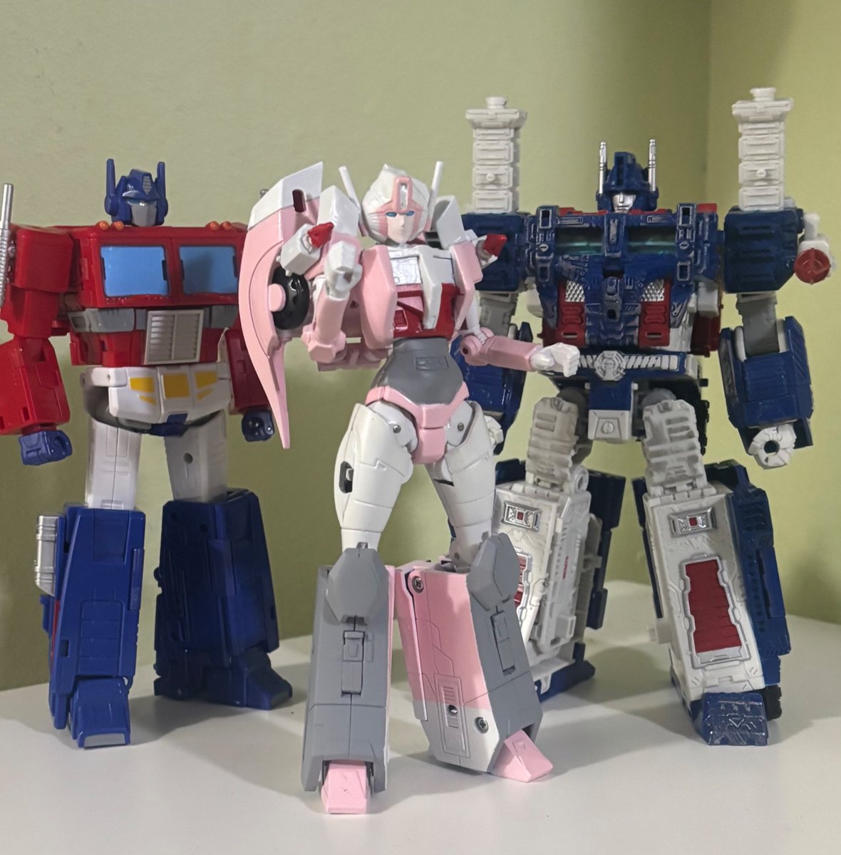 william215685's tweet photo. Here she is, my remake of Arcee Magnus, this time she can transform https://t.co/FHsYth3fvC