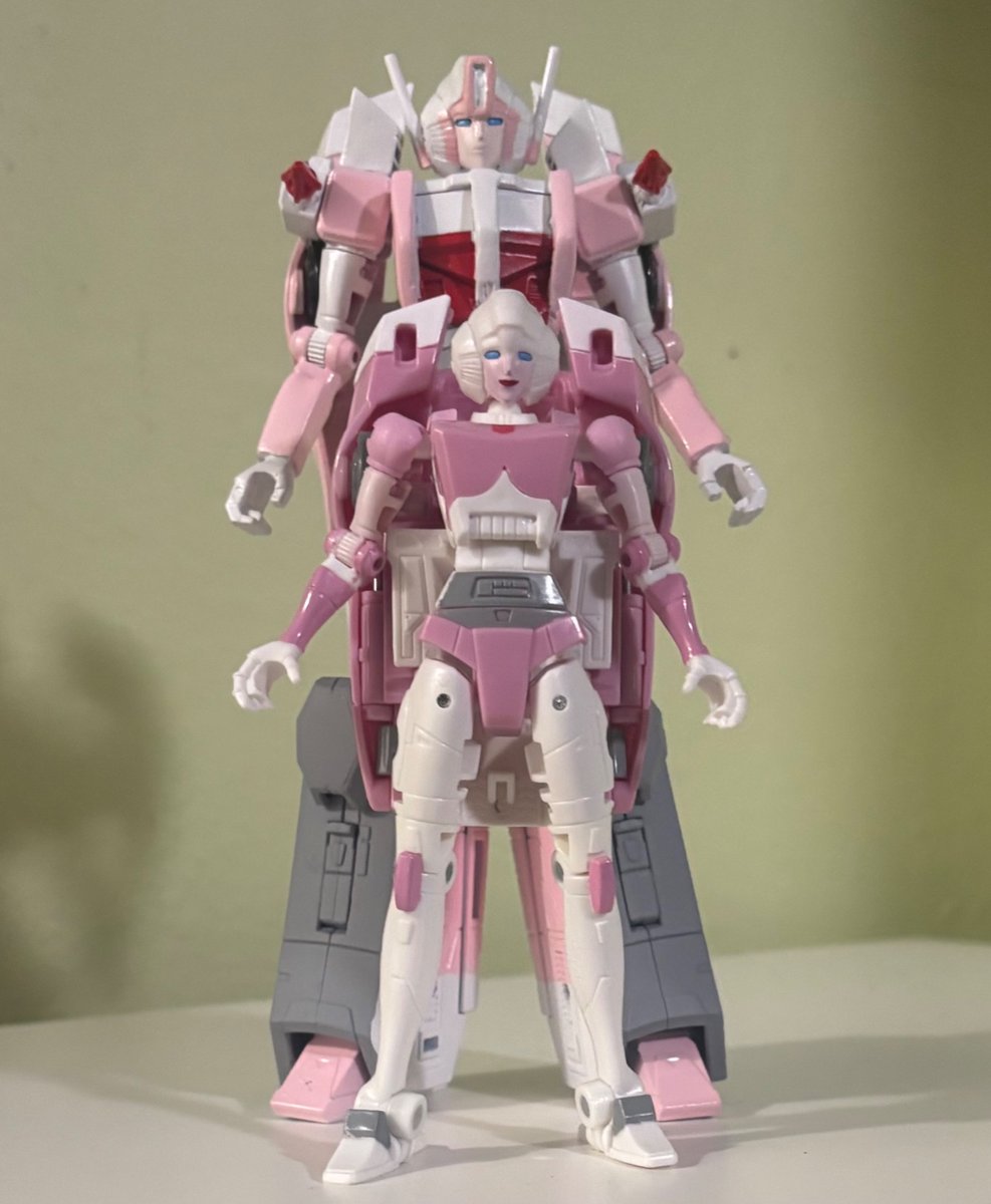 william215685's tweet photo. Here she is, my remake of Arcee Magnus, this time she can transform https://t.co/FHsYth3fvC