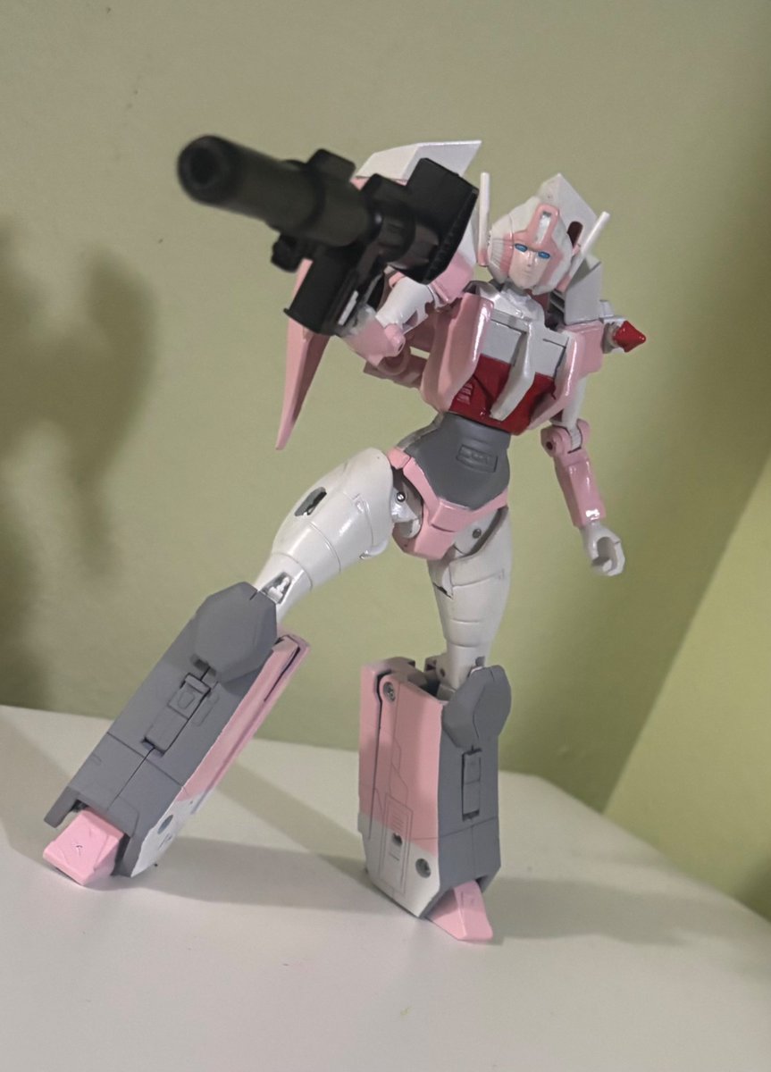william215685's tweet photo. Here she is, my remake of Arcee Magnus, this time she can transform https://t.co/FHsYth3fvC