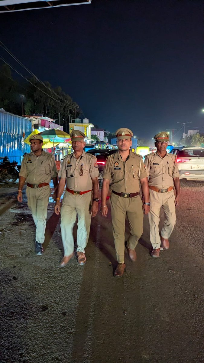 dcpcentrallko's tweet photo. #Lucknow_Police🚔

@LkoCp के निर्देशन में @dcpcentrallko के नेतृत्व में #सुरक्षा_व्यवस्था हेतु। थाना मानकनगर पुलिस टीम द्वारा #मॉल/#वाहन/#मार्केट/#मार्गों/#चौराहों/ पर #पैदल_गश्त/सघन चैकिंग कर रखी जा रही सतर्क दृष्टि।

@dgpup
@adgzonelucknow
@lkopolice https://t.co/NO88Xl12od
