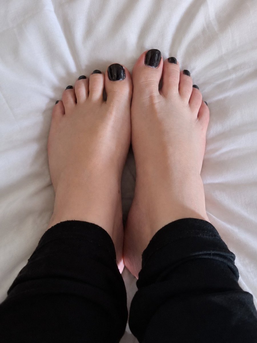 LunnaVenon's tweet photo. Adoro quando se rendem aos meus pés, sabendo que cada gesto meu deixa claro quem está no controle. 🖤 https://t.co/YKE22yqHzN