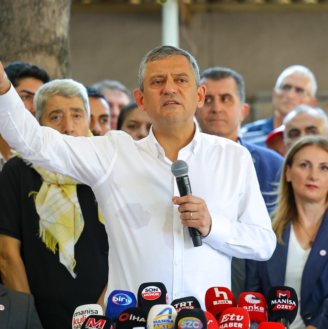 radarrhaberr's tweet photo. Özgür Özel:

“Bugünler gelir gider, sel gider, kum kalır. 

Ama bizim yanımızda ‘AKP’ye geçeceğime, onurumla hapis yatarım’ diyen Sinem gibi yoldaşlarımız var.” https://t.co/AkkdHMcZvU