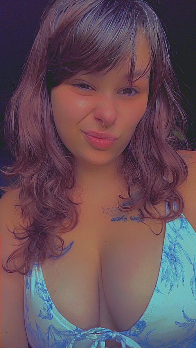 Kitten41516's tweet photo. Mommy never needs makeup 😏😈 

Good afternoon my good boys 😘👋🏼✨ https://t.co/1CnrwG8MtB