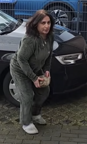 MitAktien's tweet photo. Hülya Iri bei der "Arbeit" 
Mittlerweile hat die SPD sie ja rausgeworfen haha. https://t.co/3GG0H6qls3