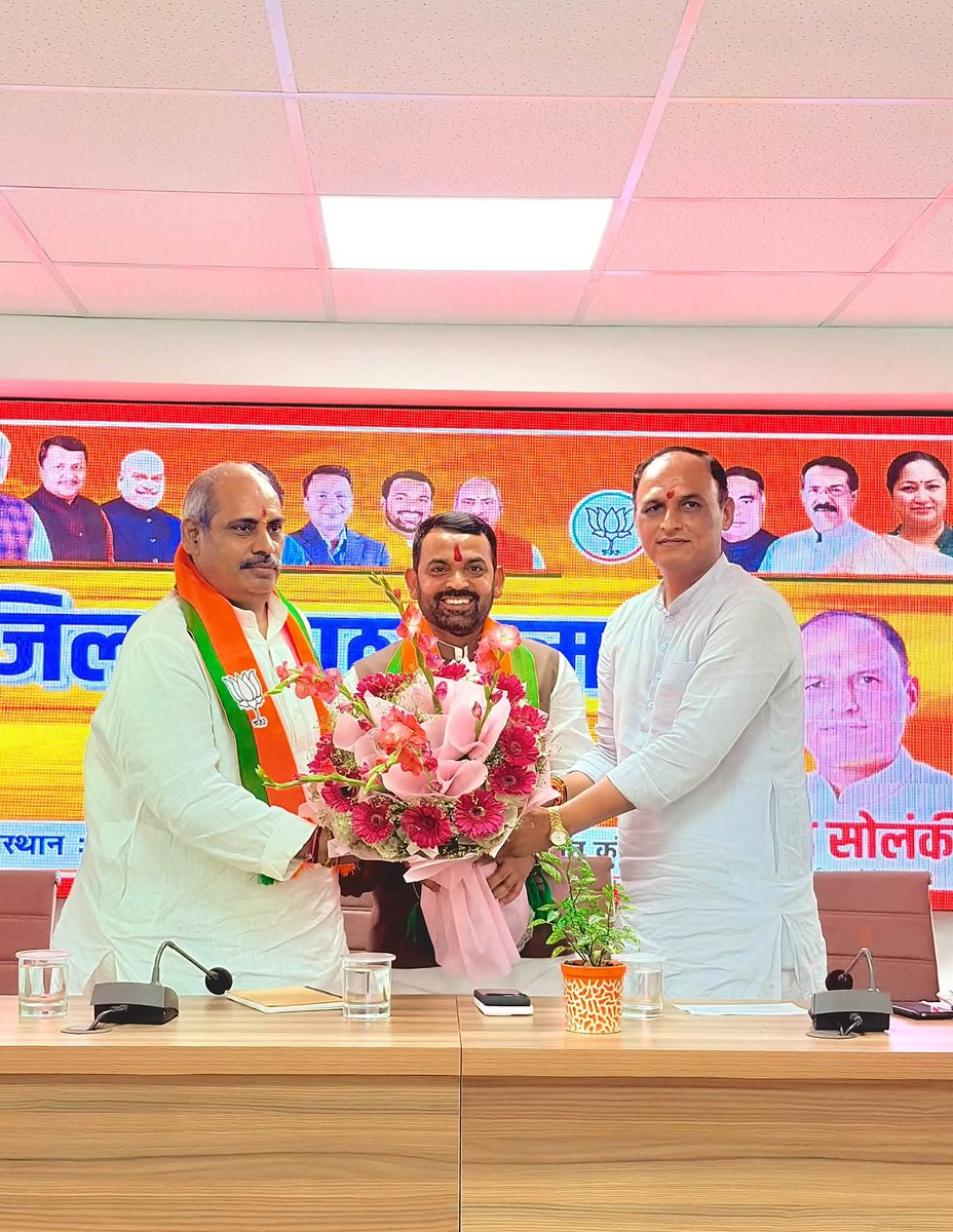 Rahulbjp231's tweet photo. भाजपा महरौली के नवनियुक्त जिला प्रभारी श्री मनीष सिंह जी एवं सह-प्रभारी श्री आजाद शर्मा जी के स्वागत एवं परिचय बैठक में रहना हुआ। बैठक में जिला अध्यक्ष श्री रविंद्र सोलंकी जी और लोकसभा विस्तारक श्री योगेंद्र लाकड़ा जी सहित अनेकों वरिष्ठ कार्यकर्तागणों की गरिमामयी उपस्थिति रही। https://t.co/jaLEsdP10z