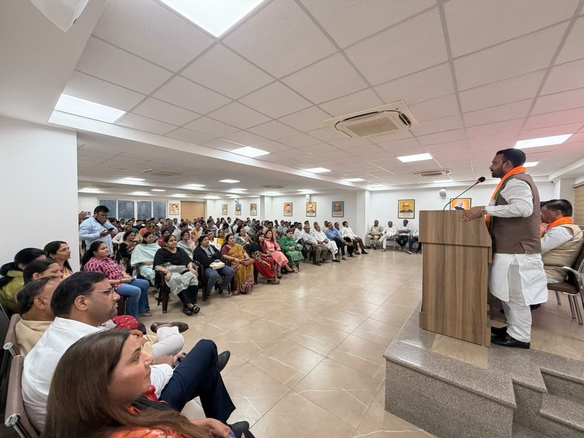 Rahulbjp231's tweet photo. भाजपा महरौली के नवनियुक्त जिला प्रभारी श्री मनीष सिंह जी एवं सह-प्रभारी श्री आजाद शर्मा जी के स्वागत एवं परिचय बैठक में रहना हुआ। बैठक में जिला अध्यक्ष श्री रविंद्र सोलंकी जी और लोकसभा विस्तारक श्री योगेंद्र लाकड़ा जी सहित अनेकों वरिष्ठ कार्यकर्तागणों की गरिमामयी उपस्थिति रही। https://t.co/jaLEsdP10z