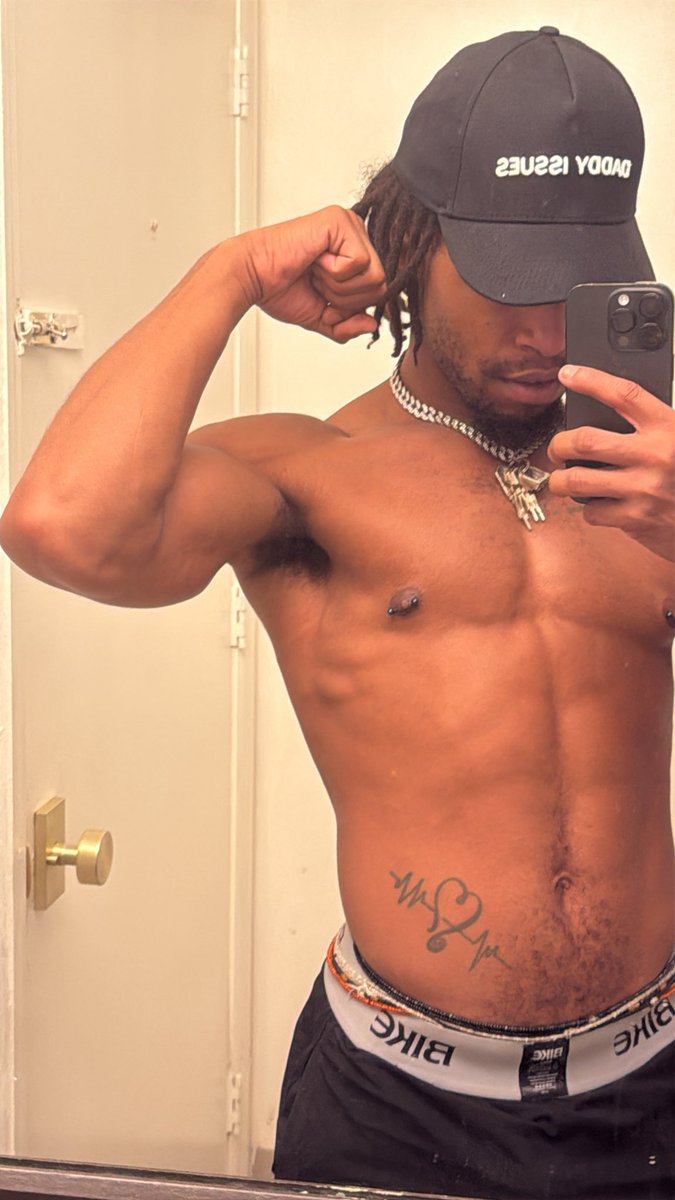 MaryToppinz's tweet photo. My arm pit is the perfect mid Saturday snack. https://t.co/ybPJb2NiBR