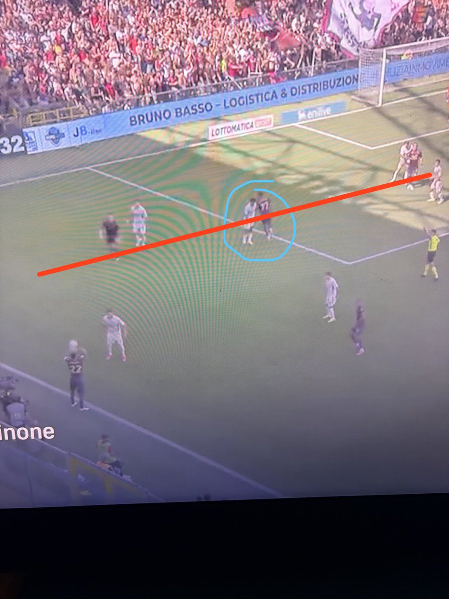 lui_mel's tweet photo. #GenoaFrosinone il bellissimo gol di #Baldanzi viene annullato per fuorigioco di Ellertsson, ma perché viene valutata come giocata un tocco di Osmajic che per me non c’è, è Calvani a sfiorarla col polpaccio e Ellertsson sulla rimessa laterale è in gioco 🤬 https://t.co/EpZJEfGLkK