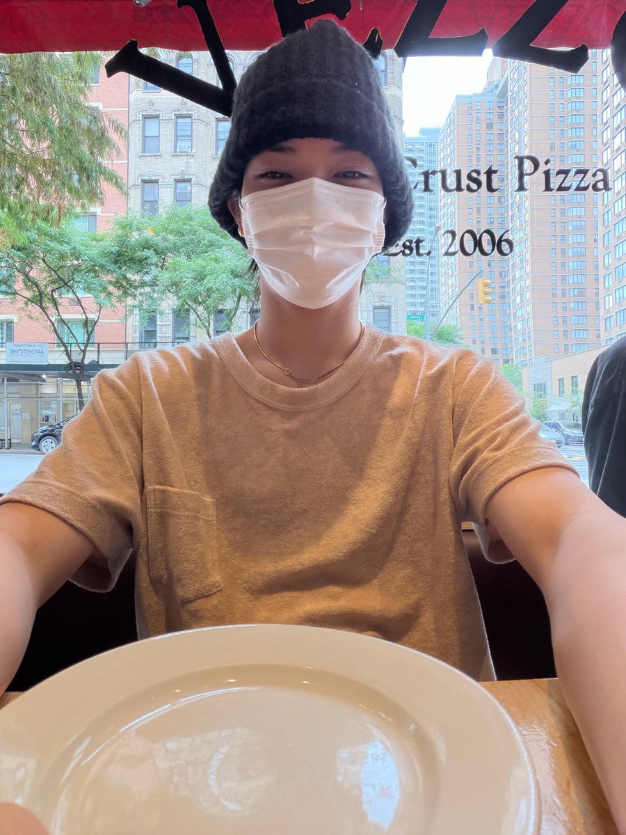 ryuloyull's tweet photo. ada dua tipe cowo kalo ngabarin
ohyul — "sayang, aku udh nyampe resto mau mam pizza"
ryul — "edan, pizza sepotong ngene 30 ewu yank. mending aku tuku rames 10 ewu" https://t.co/ehZmsEsOfB