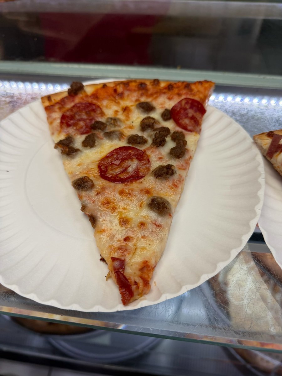ryuloyull's tweet photo. ada dua tipe cowo kalo ngabarin
ohyul — "sayang, aku udh nyampe resto mau mam pizza"
ryul — "edan, pizza sepotong ngene 30 ewu yank. mending aku tuku rames 10 ewu" https://t.co/ehZmsEsOfB