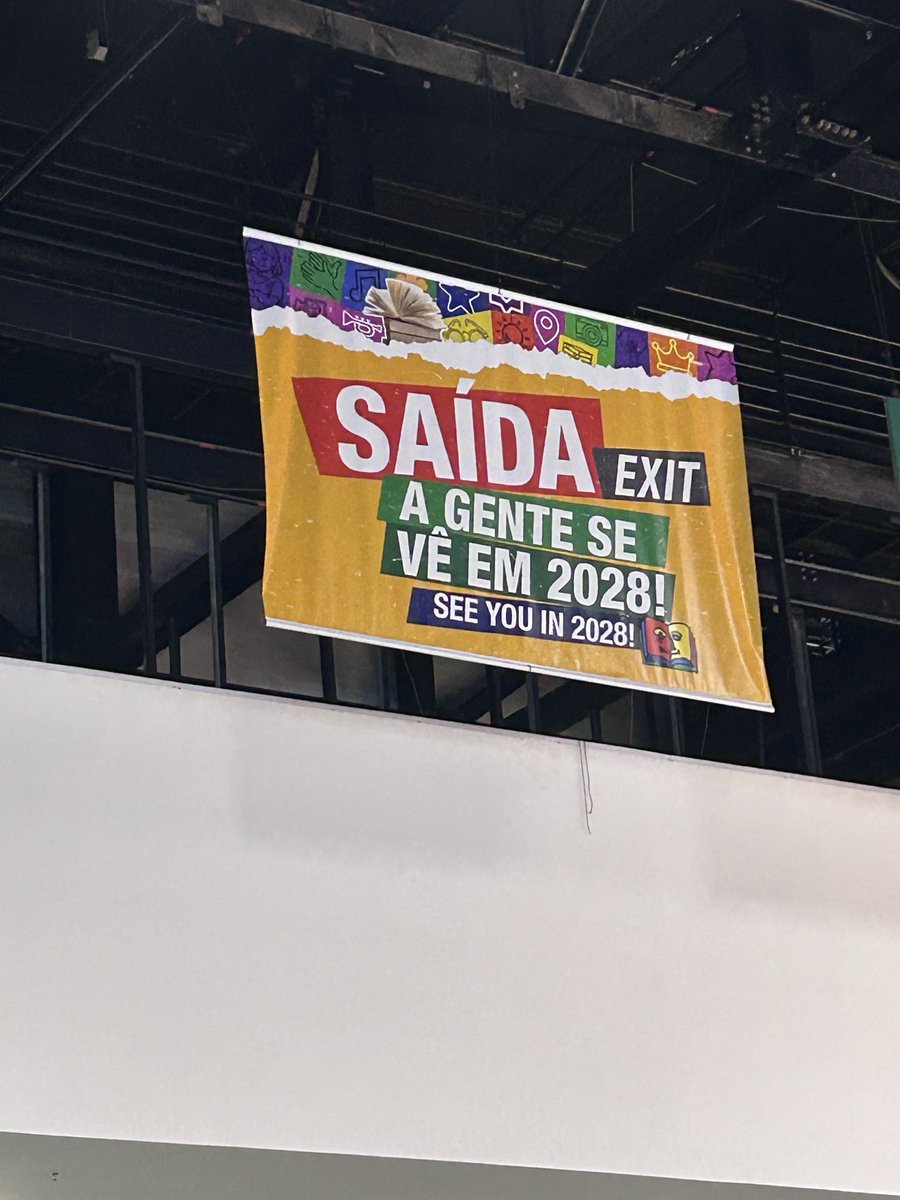 M_ello_'s tweet photo. Minha consideração sobre a Bienal: não achei cheia, pelo menos consegui ir em todas as estantes que eu queria. A editora do cara da máscara do Ghostface estava pedindo pra confirmar a idade. Não peguei nenhum brinde, mas amei a experiência! https://t.co/42mJwuazEO