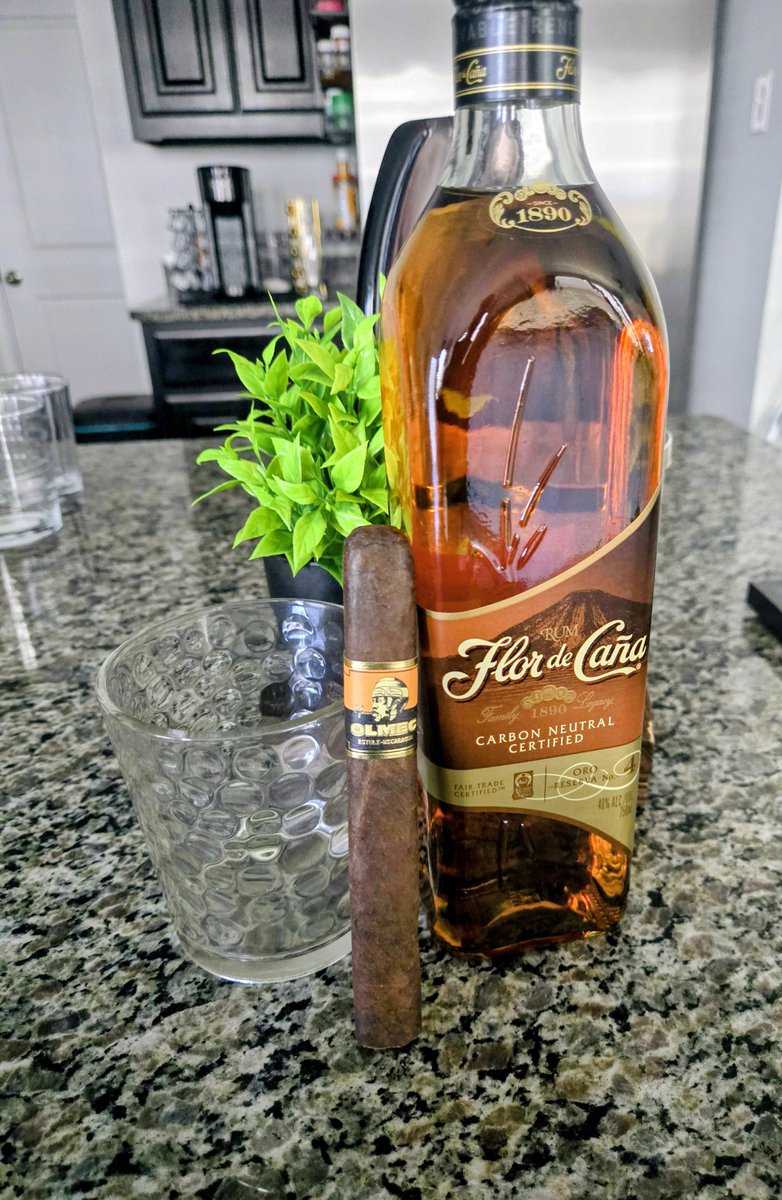 AntMan2270's tweet photo. Let start a conversation my cigar family and aficionados. What type of spirits would you pair this OLMEC Maduro with?  Today I'm choosing Flor de Cana Rum. #cigar #cigarlovers #cigarshow #cigaraficionados https://t.co/FyoZ0crbUm
