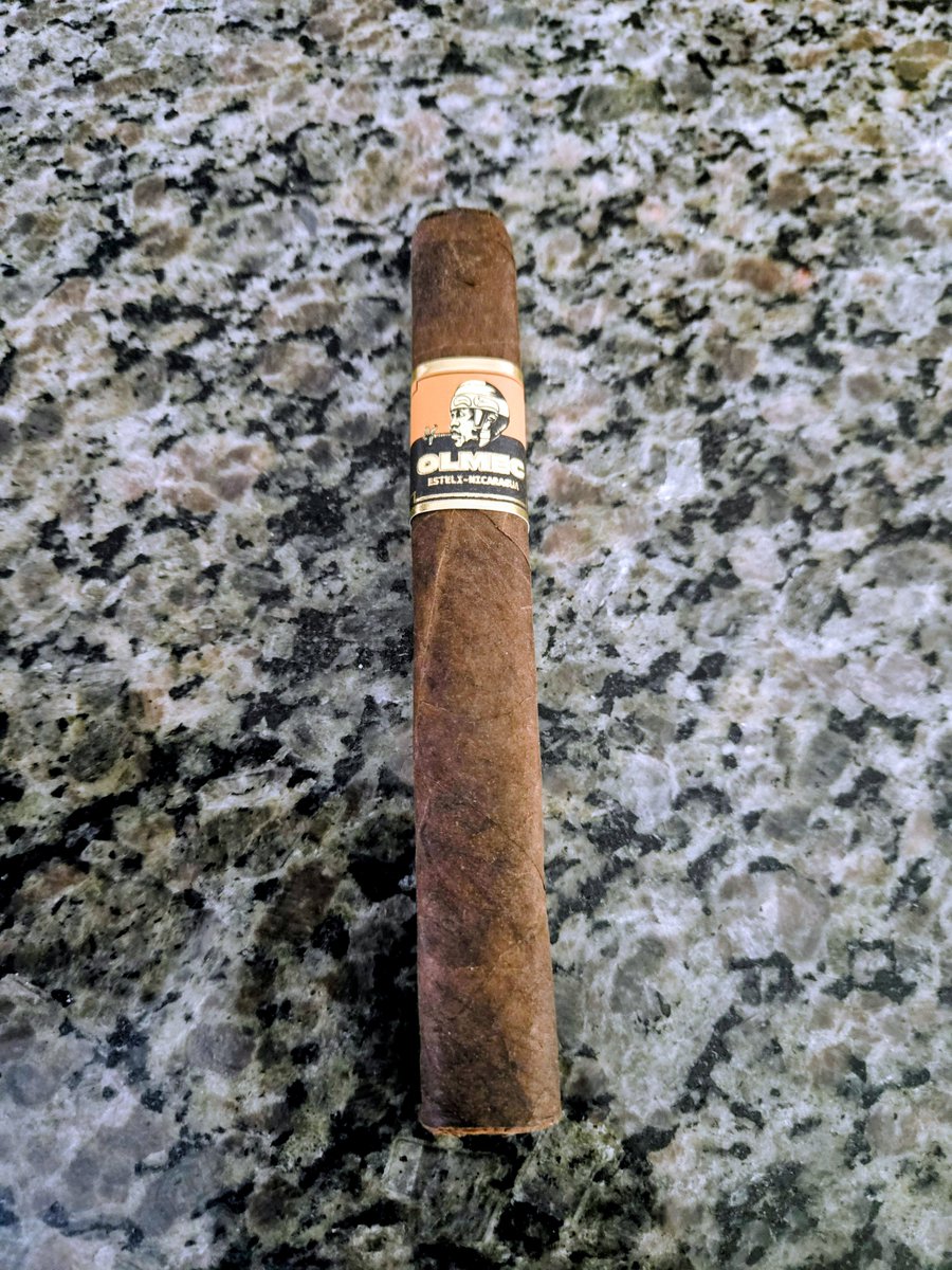 AntMan2270's tweet photo. Let start a conversation my cigar family and aficionados. What type of spirits would you pair this OLMEC Maduro with?  Today I'm choosing Flor de Cana Rum. #cigar #cigarlovers #cigarshow #cigaraficionados https://t.co/FyoZ0crbUm