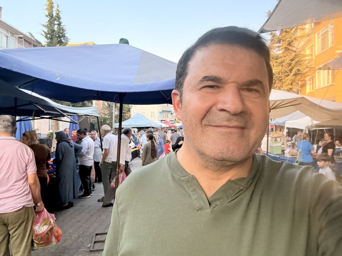 hasantanriseven's tweet photo. “İncirin kilosu kaç lira?
-Abi, sabah 100’dü, şimdi 60 lira. 
Daha da düşüyor mu? 
-Talebe bağlı, bir gün öyle bir yağmur yağdı ki pazarda kimse kalmadı. Sabah 50 liraya sattığımız ürünü 10 liraya zor sattık.”

Emekli bir valimiz “Vatandaş gibi yaşarsanız, ‘Geç vatandaş ol’ dediklerinde sıkıntı çekmezsiniz demişti. Biz de bugün Cumartesi pazarında vatandaşın nabzını tuttuk.