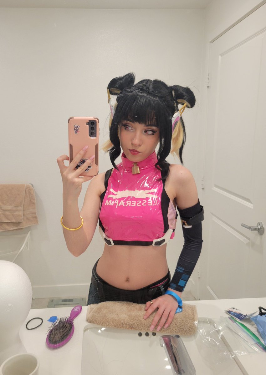 sith_phantom's tweet photo. BLIZZCON DAY 1 ✨🩷

Here as Le Sserafim Juno! Please say Hi if you see me today! Look for the short Juno! https://t.co/LjdYWf371a