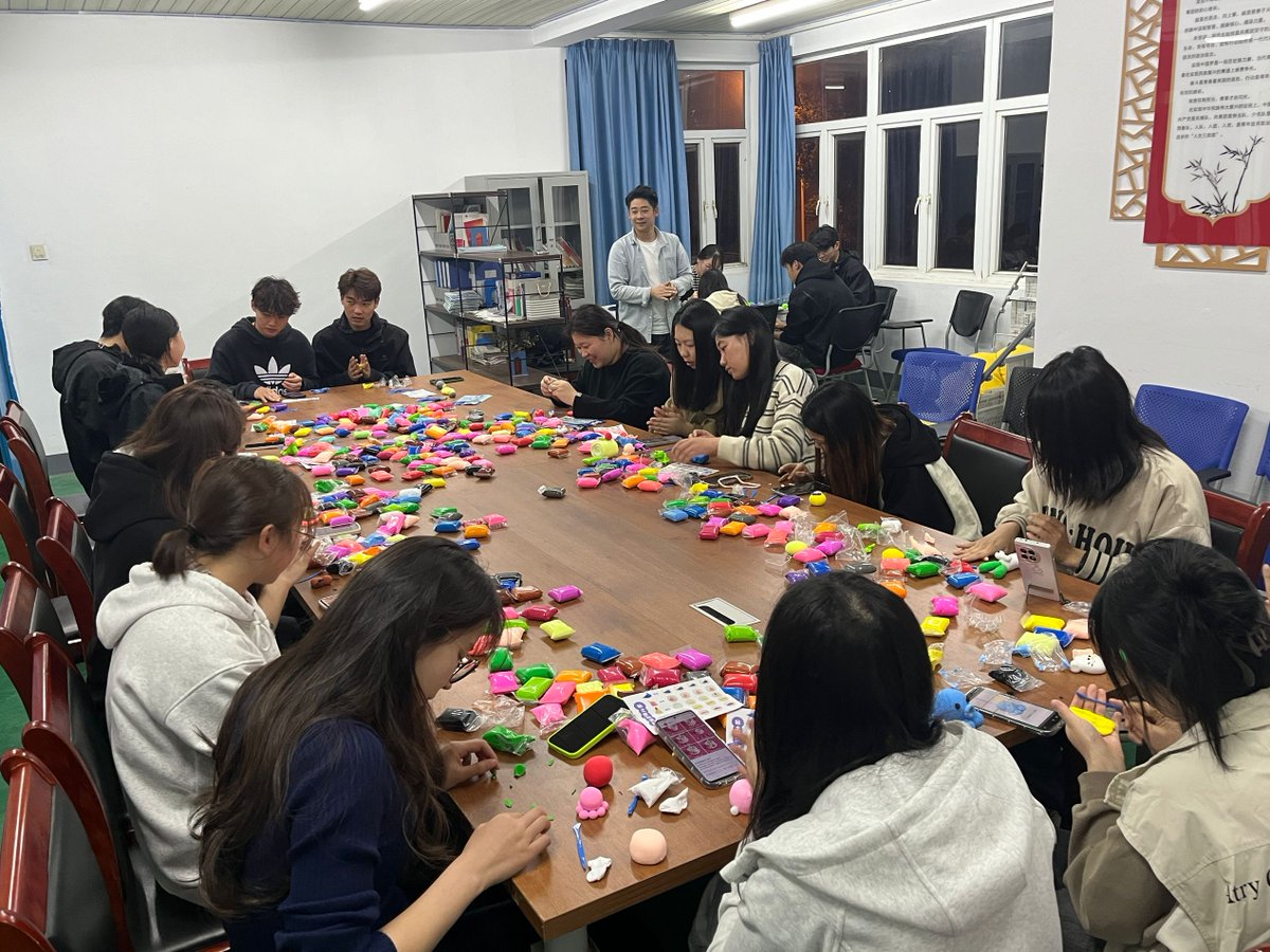 lowbn182634's tweet photo. Calling all creative peers!  Our Campus Art Society will host a mini handmade craft fair this Friday 4-6 PM at the Student Center Lobby, with DIY keychains, greeting cards and free craft demos. Come join the fun and make your own winter-themed gifts! https://t.co/XVCvfVlQnU