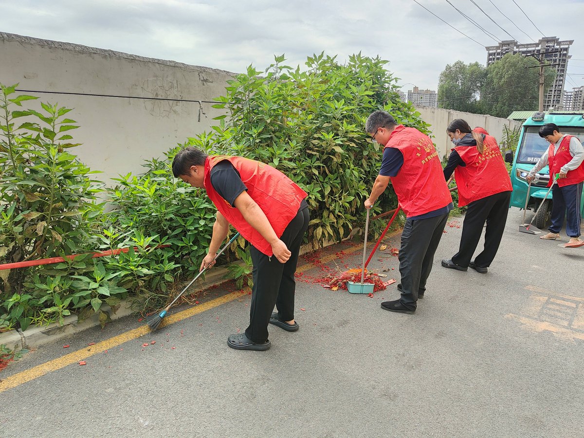 Lynn62431256's tweet photo. Join our neighborhood garden clean-up this Sat 9AM at Central Park! Gloves u0026 snacks provided. Let’s spruce up our community space together! https://t.co/kvFS1htqWm