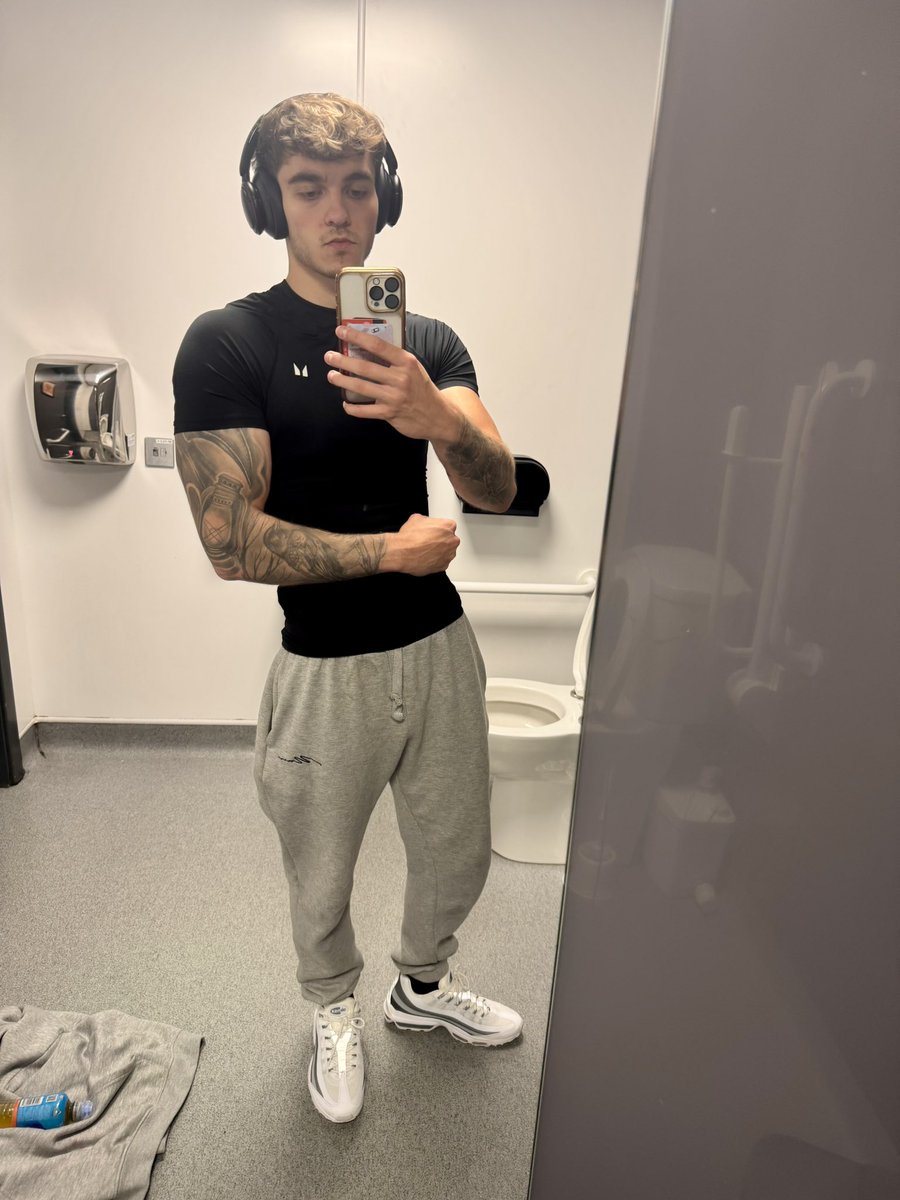 MasonCreedx's tweet photo. Nothing better than getting a sweat on in the gym 😛 https://t.co/cwWqk8XUVP