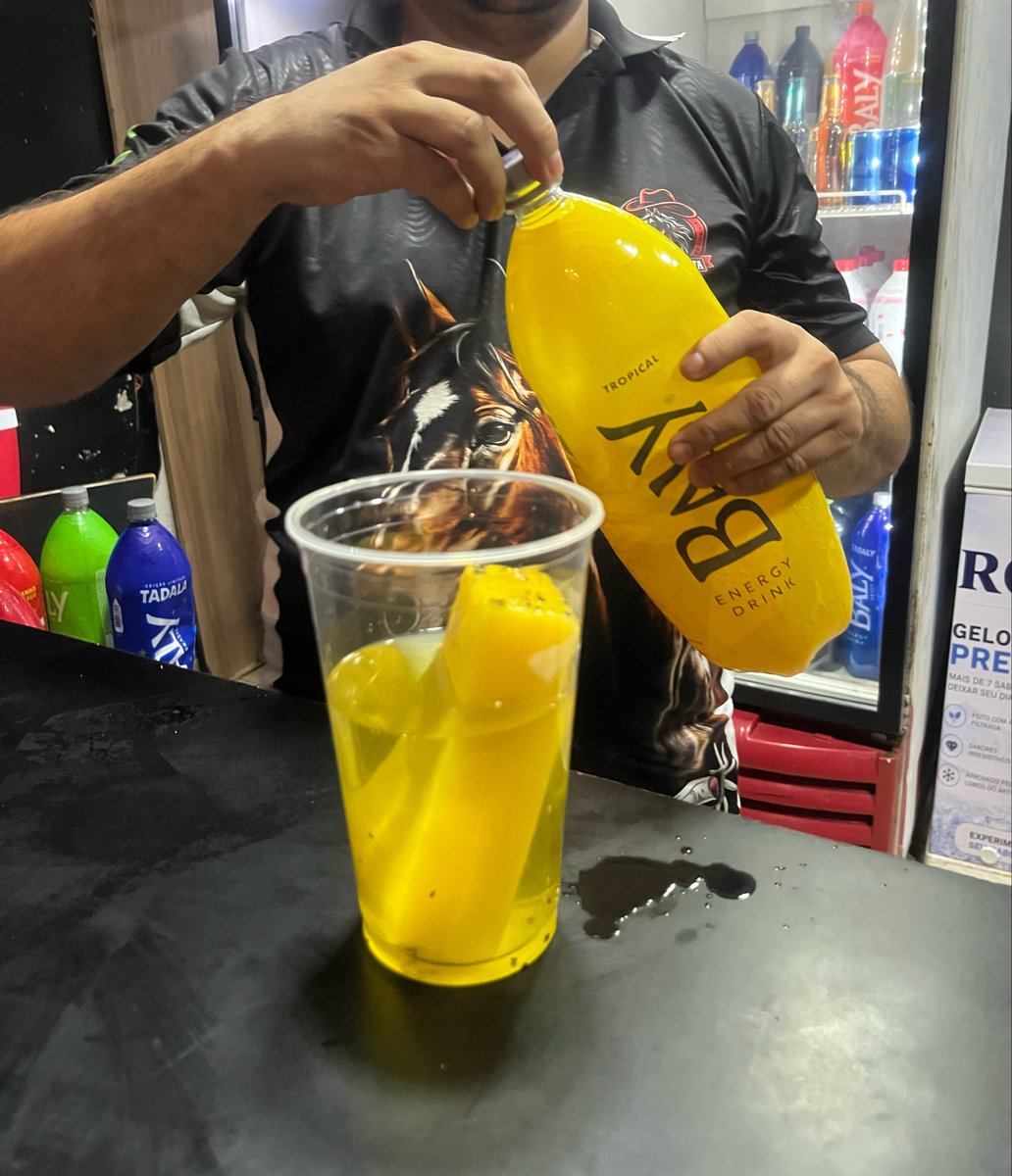 mendessmmm's tweet photo. bebidas que ja tentaram me matar 
isso tudo é cachaça ele nao tinha botado o pingo de energetico https://t.co/Q4pgzcdfzL