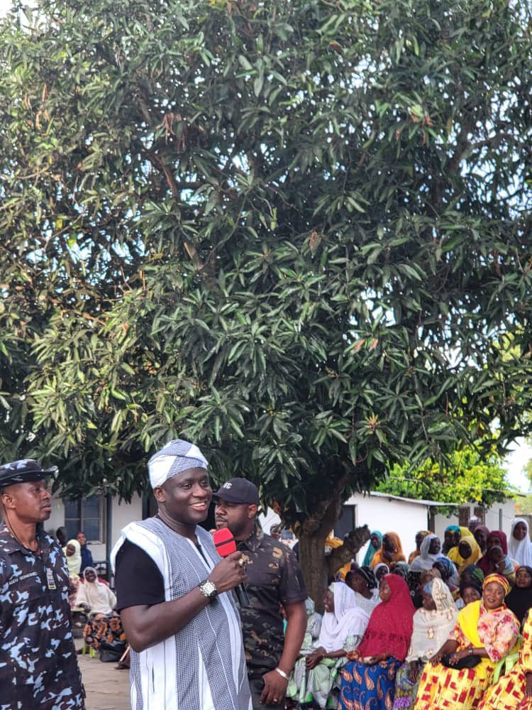 AplLafiagi's tweet photo. The kwara APC Governorship Candidate Engr. Yakubu Danladi Salihu shortly after the 2026 Okuta Ganni Festival sighted meeting with the women association in Baruten Local Government. https://t.co/SWi8vyLKVT