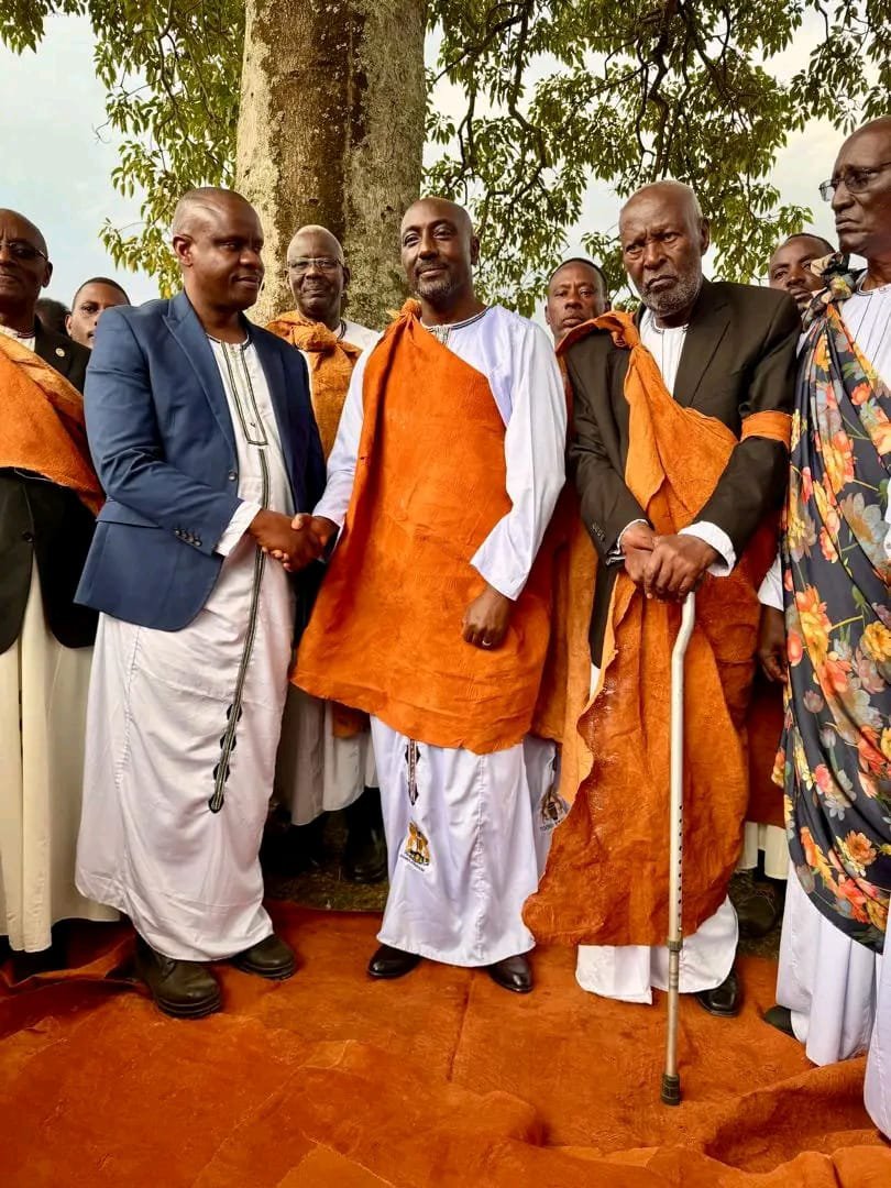 deltatvtukole's tweet photo. Ekifaananyi kino kyoleka Omulangira Edward Rukidi Kijanangoma eyalangiriddwa nga Omukama wa Tooro omuggya, (Omukama Edward Rukidi Nyabongo) abaddeyo mu Magasani ewaterekeddwa Omukama Oyo Nyimba Kabamba Iguru IV 

#DeltaTvTukole https://t.co/cEjtzwvzKk