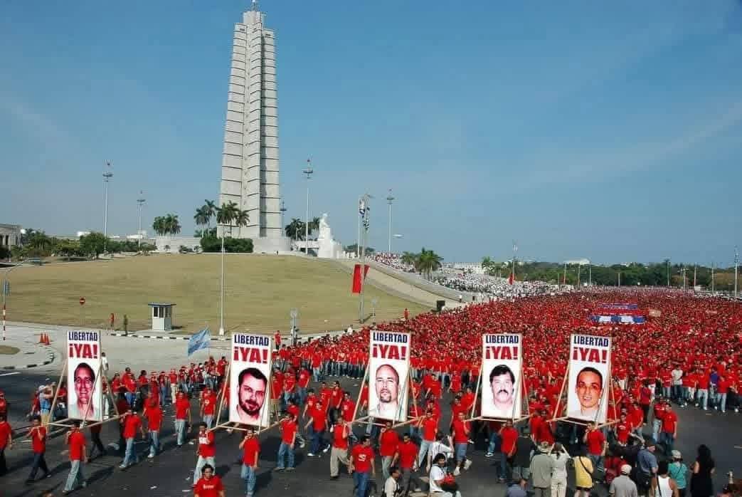 GHNordelo5's tweet photo. Hace hoy 28 años #LosCinco fuimos arrestados. Los cegados por el odio querían vernos morir en prisión, pero Fidel lo prometió, y Raúl lo cumplió: ¡Volvimos! ¡Gracias a nuestros hermanos de #Cuba y del mundo! #CDRCuba #66AñosCDR #CubaNoSeRinde https://t.co/1AjYceNOVl