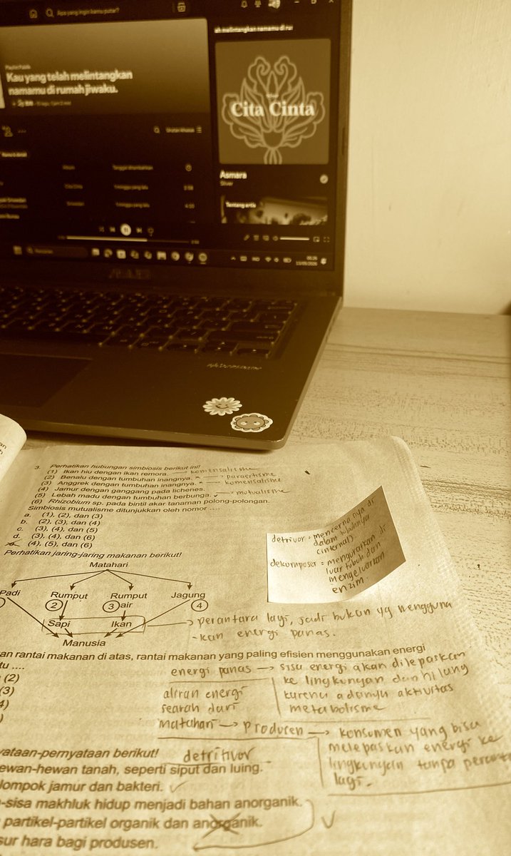 kaersip's tweet photo. 12/9/26, Kae's study progress.

Malam ini nyelesaiin catatan yang udah nunggak dari dua hari yang lalu #AkhirnyaFinallyYokatta. Sama belajar biologiiii. https://t.co/vbFbLpuCjU