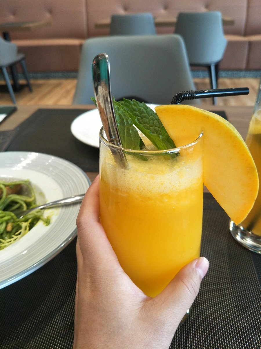 cedag237167's tweet photo. Quick 3-ingredient summer pick: blend 1 ripe mango, 1 cup coconut water u0026 a squeeze of lime, serve over ice—refreshing in 2 mins! https://t.co/iiugqQDCbc