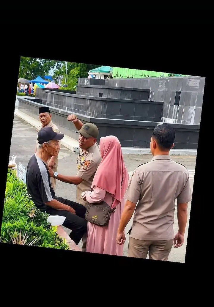 mamahmuda1_'s tweet photo. Cuma jualan es dan air mineral, tapi cara mengusir kami seolah-olah kami pelaku kriminal. Andai hidup kami sudah berkecukupan, tentu kami lebih memilih menikmati waktu bersama keluarga di rumah, bukan berdiri berjam-jam di pinggir jalan yang dianggap mengganggu pemandangan kaum elite. Kami tidak sedang mengejar kekayaan. Bahkan untuk mengenyangkan perut setiap hari pun masih harus berjuang.￼Yang kami perjuangkan hanyalah sisa-sisa harapan dan mimpi agar suatu hari nanti kami bisa hidup lebih baik, tanpa harus terus bergantung pada belas kasihan siapa pun. Jangan hukum orang kecil yang sedang berusaha mencari rezeki dengan cara yang halal, sebab dibalik senyum kami saat berjualan ada keluarga yang menunggu kami pulang dengan membawa harapan￼
