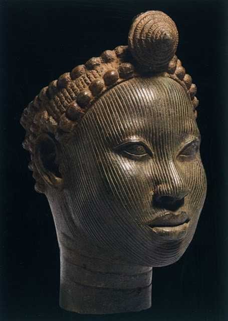 yorubachic's tweet photo. She looks carved from Bronze, just like her ancestors 🤎 https://t.co/NrKkEMy7G9