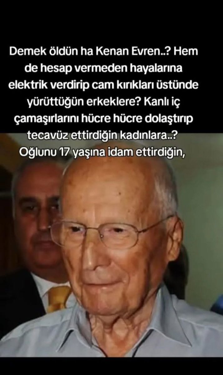TOPRAK_2_'s tweet photo. Demek öldün ha Kenan Evren..?
Hem de hesap vermeden hayalarına elektrik verdirip cam kırıkları üstünde yürüttüğün erkeklere?
Kanlı iç çamaşırlarını hücre hücre dolaştırıp tecavüz ettirdiğin kadınlara..?
Oğlunu 17 yaşına idam ettirdiğin, 30 yıl evladına hasret yaşayıp ölen o gözü yaşlı ana senin ölümünü görseydi içi soğur muydu bilmem ama benim soğumadı..
Sanmam ki birimizin de içi soğumuş olsun..
Şimdi toprağı da kirleteceksin o pislik bedeninle..
Toprağa akıtacaksın irinini..
Bu halk seni unutmayacak Kenan Evren..
Askılar da unutmayacak, cam kırıkları da..
zulüm bile unutmayacak seni Kenan Evren, zulüm bile...!