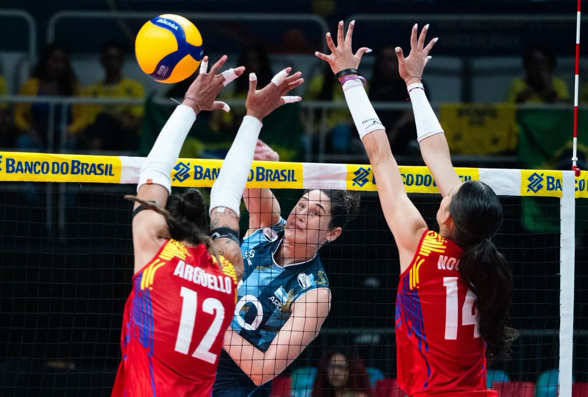 idendeportiva's tweet photo. @Voley_FeVA @volleyballworld @voleysur En el Maracanazinho, las dirigidas por Facundo Morando estiraron su racha invicta, lograron dos grandes objetivos y este domingo van por mรกs
La final del torneo ante Brasil ๐ง๐ท que definirรก el boleto directo a los JJOO #LA28 ๐บ๐ฒ
#CSV
#VBWorldCup
#Volleyball https://t.co/Pm9hJwzxnJ