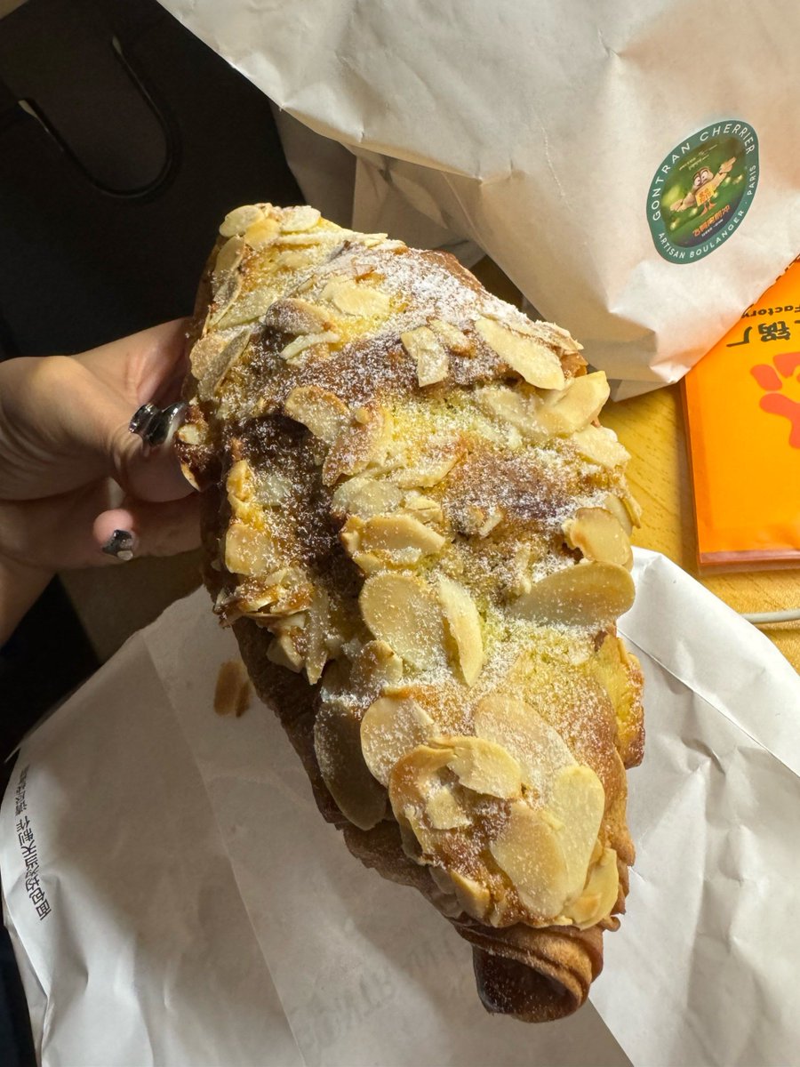 milkm933329's tweet photo. [Just grabbed a warm, buttery croissant from the corner bakery—flakes everywhere, and my morning just got 10x better ]， https://t.co/C6deAnuhbz