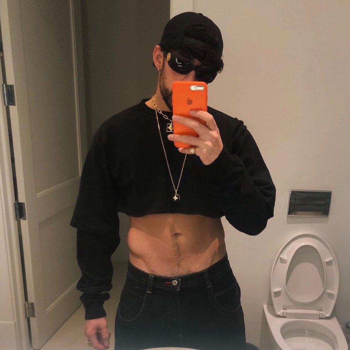 badbunita's tweet photo. Lo de Benito en 2021 saliendo de fiesta con un rastrillo y después publicándolo en IG qué fue? 😭 https://t.co/J1uQ8VCJ3a