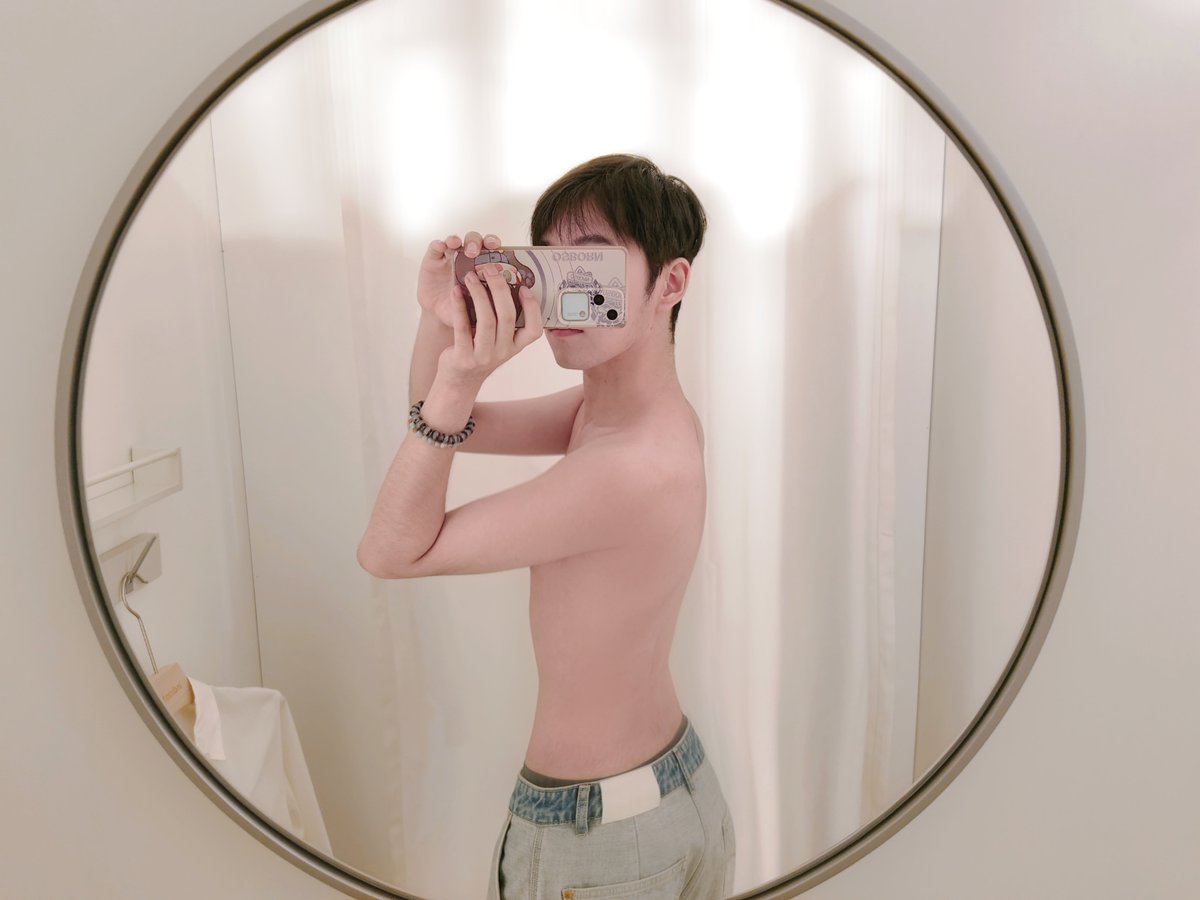 ubsb2000's tweet photo. 这居然出现在同一个人身上……
#南京 #1 #gay https://t.co/UJotY0vyHi