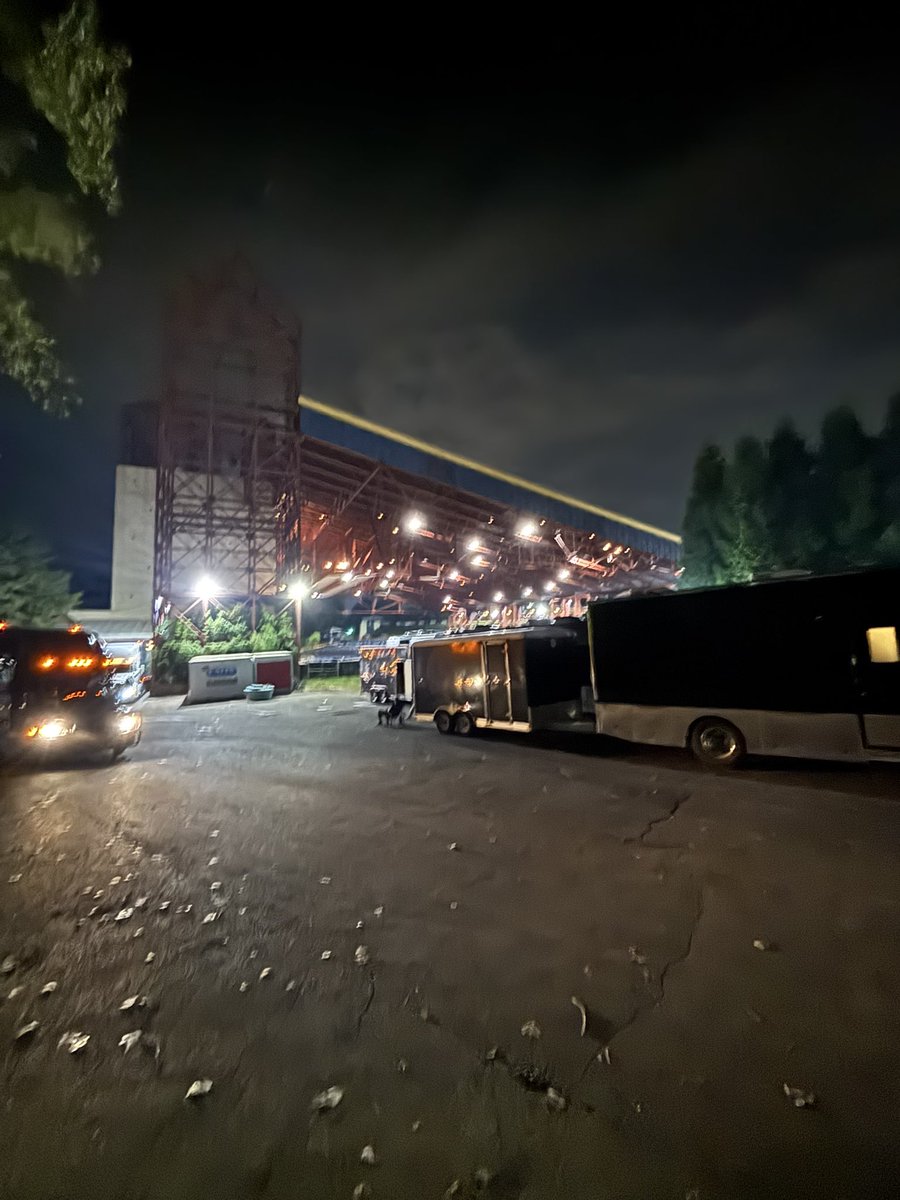 lighterfluiddd's tweet photo. Greyday 2026 is such an awesome tour 
So so blessed rn https://t.co/bbQEYVB33j