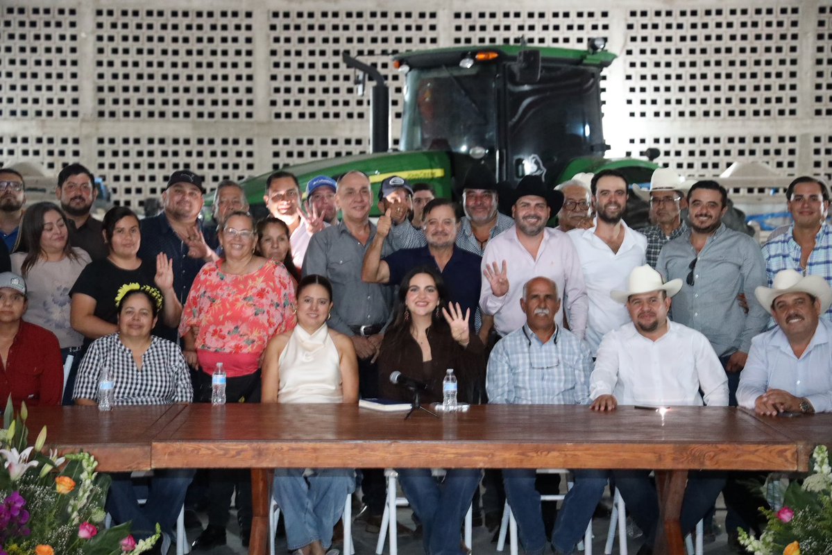 AndreaChavezTre's tweet photo. En Estación Consuelo, Meoqui, nos reunimos con agricultores y ganaderos de la región Centro-Sur de Chihuahua.

Cebolleros, cacahuateros, forrajeros, nogaleros, ganaderos y chileros coinciden en la necesidad de transformar la realidad del campo en nuestro estado.

El Gobierno Federal invierte miles de millones de pesos en la tecnificación del riego en dos distritos de Chihuahua y en programas que benefician al pequeño y mediano productor: Sembrando Vida, Producción para el Bienestar, Precios de Garantía, Fertilizantes Gratuitos y muchos otros.

El Gobierno Estatal debe hacer su parte, empezando por subir los recursos destinados al campo, que en este momento no llegan ni al 2% del presupuesto estatal.