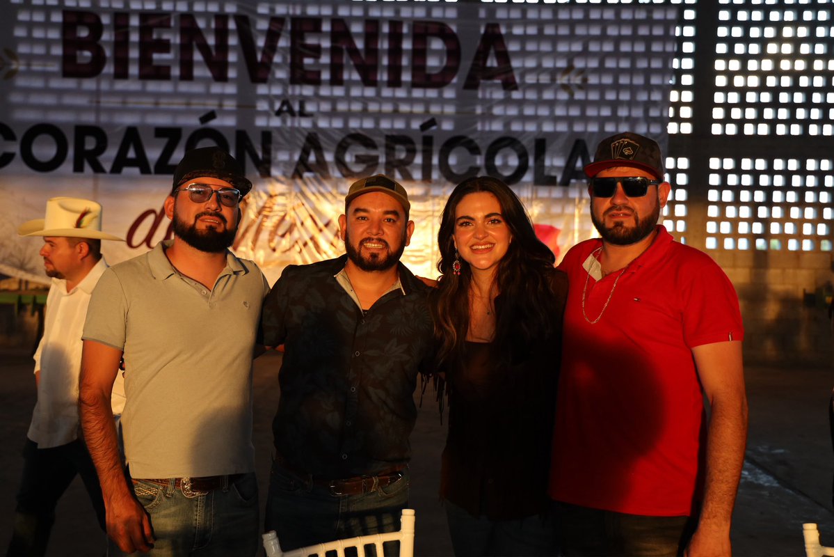 AndreaChavezTre's tweet photo. En Estación Consuelo, Meoqui, nos reunimos con agricultores y ganaderos de la región Centro-Sur de Chihuahua.

Cebolleros, cacahuateros, forrajeros, nogaleros, ganaderos y chileros coinciden en la necesidad de transformar la realidad del campo en nuestro estado.

El Gobierno Federal invierte miles de millones de pesos en la tecnificación del riego en dos distritos de Chihuahua y en programas que benefician al pequeño y mediano productor: Sembrando Vida, Producción para el Bienestar, Precios de Garantía, Fertilizantes Gratuitos y muchos otros.

El Gobierno Estatal debe hacer su parte, empezando por subir los recursos destinados al campo, que en este momento no llegan ni al 2% del presupuesto estatal.