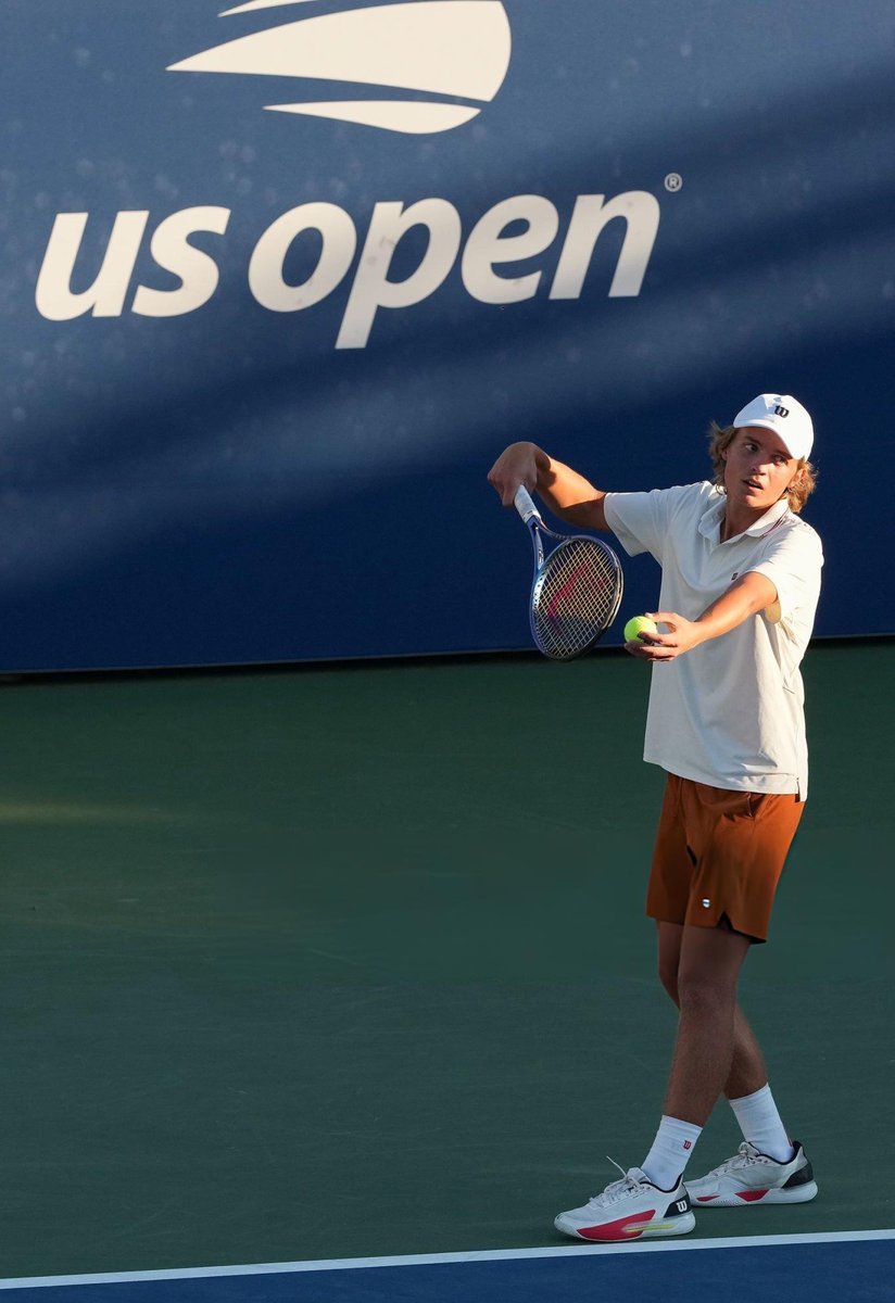 AFD7L's tweet photo. Extraordinaria semana de Marcel Latak (2009).

Eliminó a CINCO top 10 y salió campeón del US Open Junior.

En una final no apta para cardiacos, levantó tres match points para ganarle a Luis Guto Miguel (N°1 del mundo) 15-13 en el supertiebreak del tercero.

Revés fuera de serie. https://t.co/iLRP53Fok0