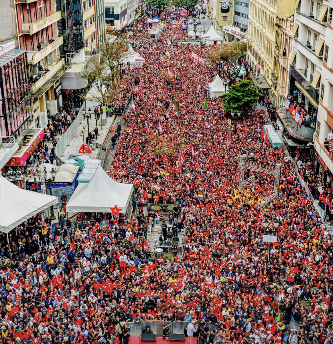 Parana_Petista's tweet photo. É LULA! A Boca Maldita fica LOTADA em Curitiba para receber o presidente Lula! ✊🚩 https://t.co/pnsTbZKvE0