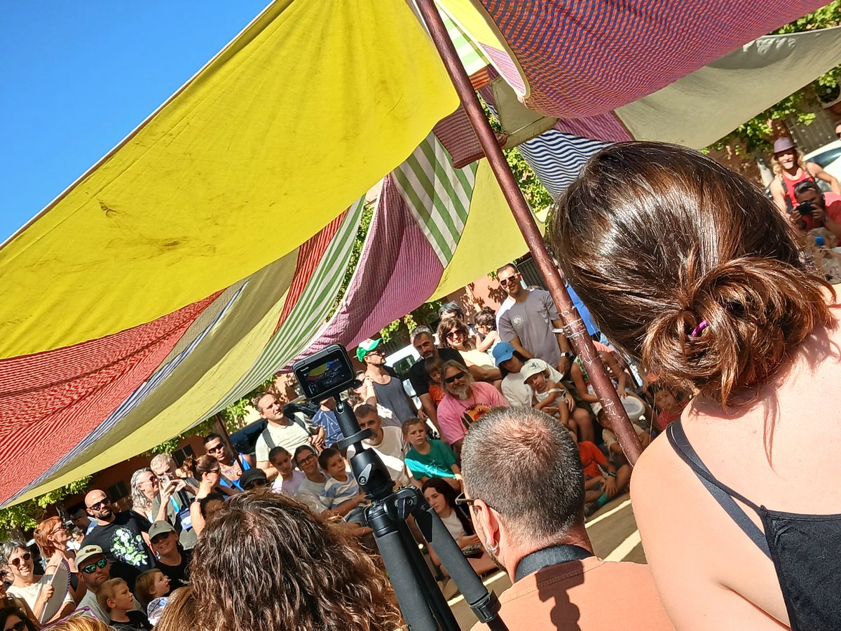 desbordat's tweet photo. @firatarrega @elpuntavui @Recomana_ 17. "Xirinxina" és un espectacle ideal per dur la contrària, un joc trapella que, com  Parades, emergeix una carpa. Aquesta és preciosa. S'amaguen persones i objectes pel plaer de jugar. A l'esquena s'amaga la ingenuïtat. Bravo L'atapeïda a @firatarrega https://t.co/iKVSuWj2hB