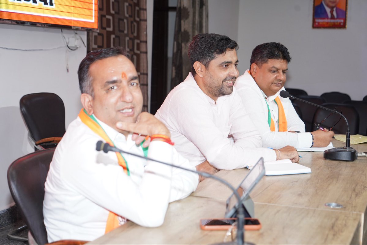krishna4rss's tweet photo. आज उत्तर पूर्वी जिले की संगठनात्मक बैठक में सम्मिलित होने का अवसर प्राप्त हुआ। बैठक में प्रदेश संगठन महामंत्री श्री पवन राणा जी का मार्गदर्शन प्राप्त हुआ। इस अवसर पर उत्तर पूर्वी दिल्ली के लोकप्रिय सांसद श्री मनोज तिवारी जी सहित जिले के प्रमुख पदाधिकारी व कार्यकर्ता साथी उपस्थित रहे।