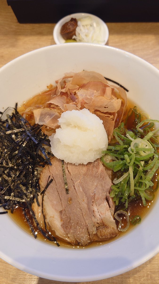 kaoripenguin's tweet photo. 最近行ったラーメン屋さん🍜のラーメンを載せる〜♪
・黄金の塩らぁ麺 ドゥエイタリアン
・九段下 中路
・旭川ラーメン 大雪軒
・らーめん 鴨to葱 https://t.co/6iMbCEyX3f