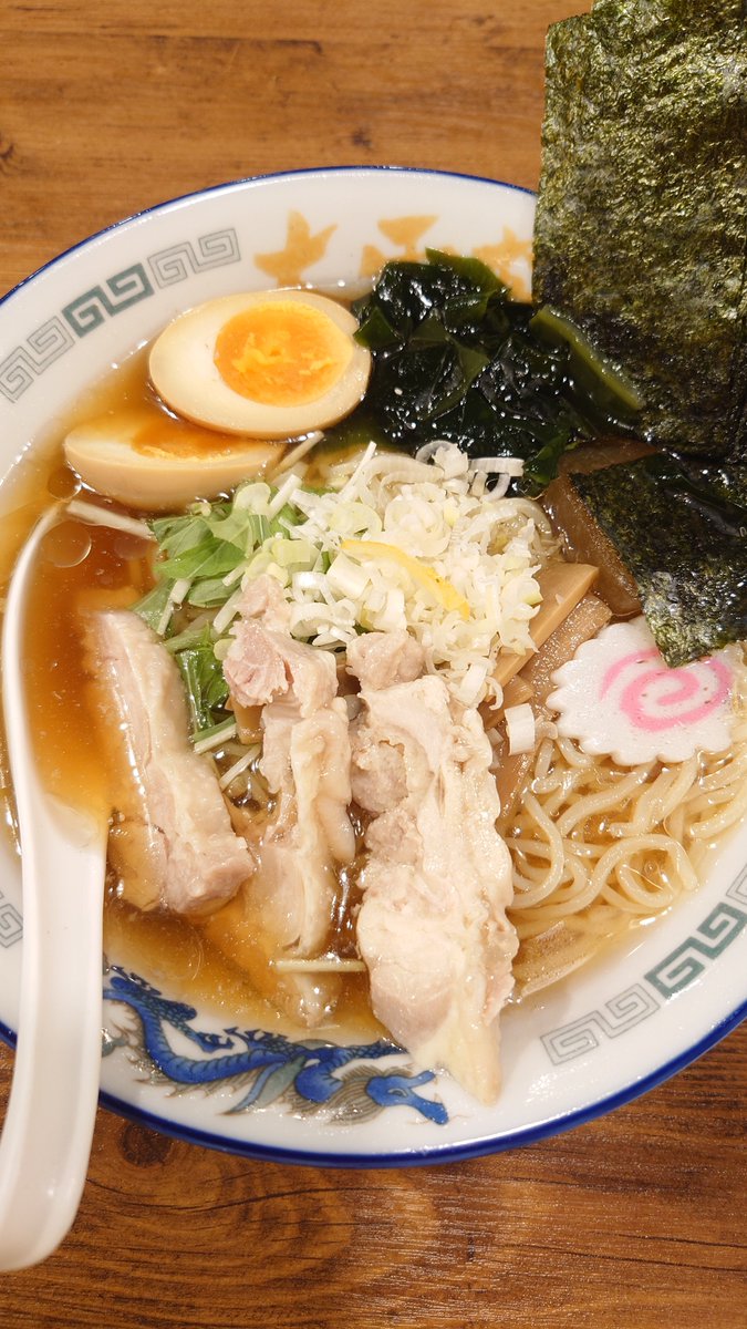 kaoripenguin's tweet photo. 最近行ったラーメン屋さん🍜のラーメンを載せる〜♪
・黄金の塩らぁ麺 ドゥエイタリアン
・九段下 中路
・旭川ラーメン 大雪軒
・らーめん 鴨to葱 https://t.co/6iMbCEyX3f